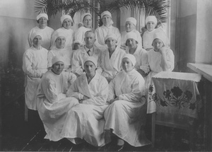Врачи и акушерки отделения, 1930-е