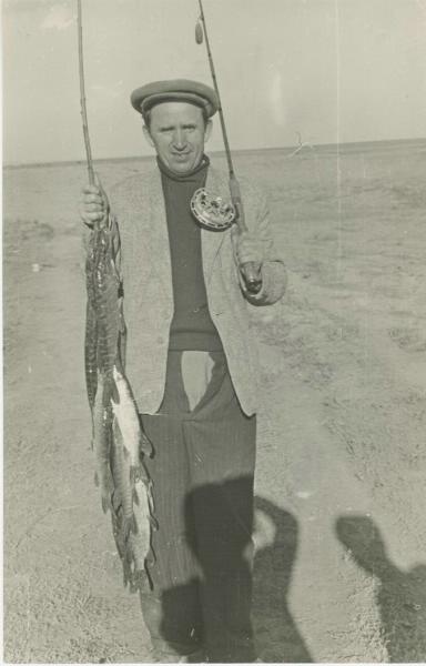 Поэт Виктор Боков на рыбалке, 1970-е. Выставка «"Ловись рыбка большая..." Рыболовный бум в СССР» с этой фотографией.