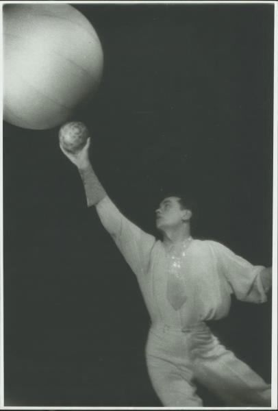 Жонглер с мячом на вытянутой руке, 1940 год, г. Москва