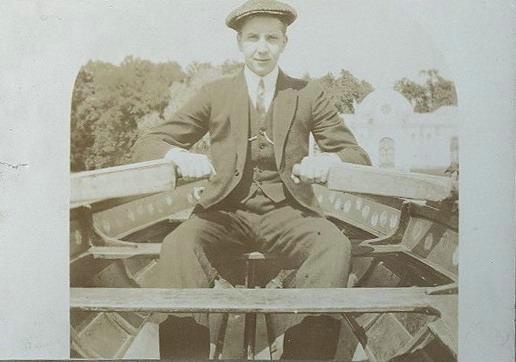 Мужчина в лодке, 1910-е