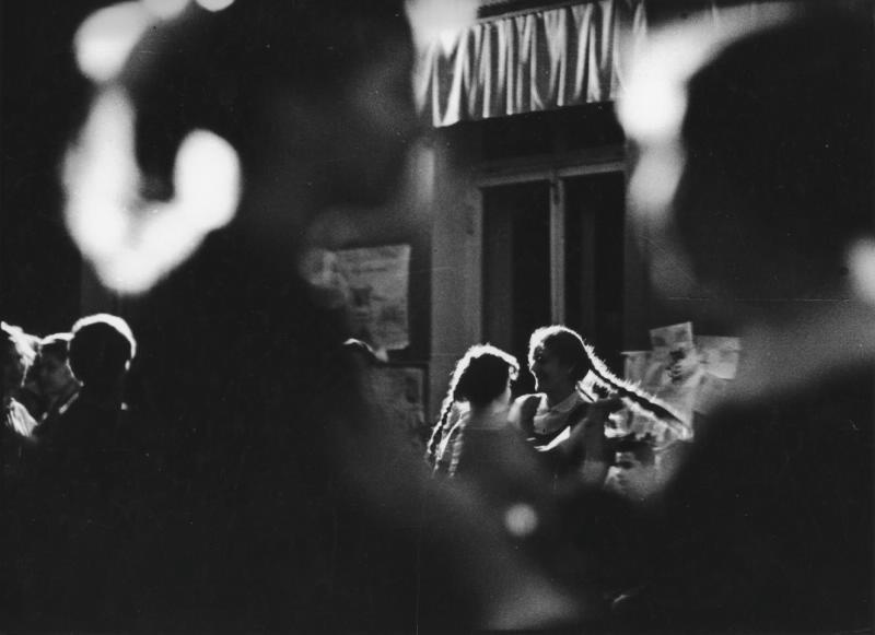 «Школьный вальс», 1960 год, г. Москва. Видео «Настоящее счастье Нины Свиридовой и Дмитрия Воздвиженского» с этой фотографией.&nbsp;