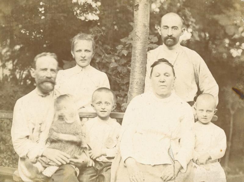 Портрет семьи фотографа Павла Левинского, 1899 - 1900. Около дерева стоит Павел Левинский.