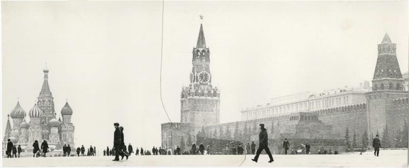 Панорама Красной площади. Зима, 1971 год, г. Москва. На дальнем плане видны Собор Василия Блаженного (Собор Покрова Пресвятой Богородицы, что на Рву), Стены Московского Кремля, Спасская и Сенатская башни, Мавзолей В. И. Ленина и здание Школы Красных командиров имени ВЦИК.