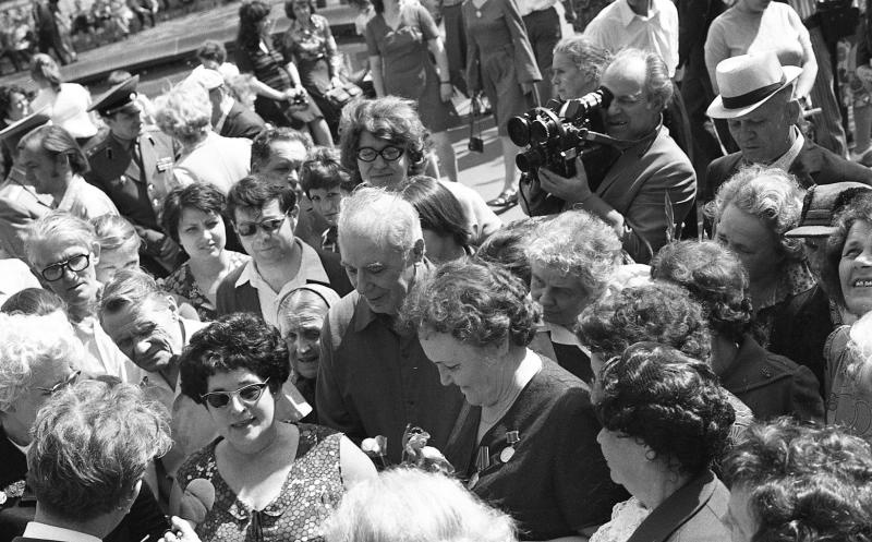 Летчица Марина Павловна Чечнева на встрече ветеранов женских авиационных полков в сквере у Большого театра 2 мая 1977 года, 2 мая 1977, г. Москва