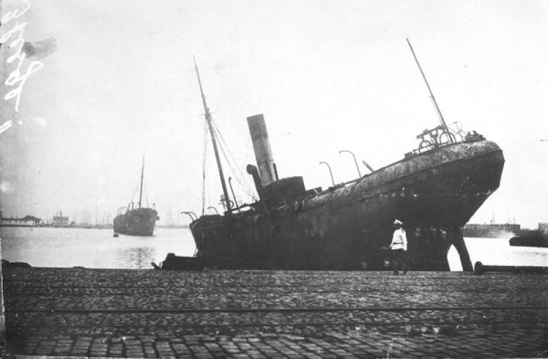 «Южная Звезда» – пароход, сгоревший во время пожара, устроенного черносотенцами по подстрекательству полиции в Одесском порту во время беспорядков в 1905 году, 1905 год, г. Одесса