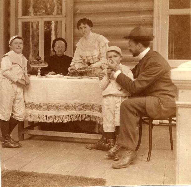 На даче, 1904 год