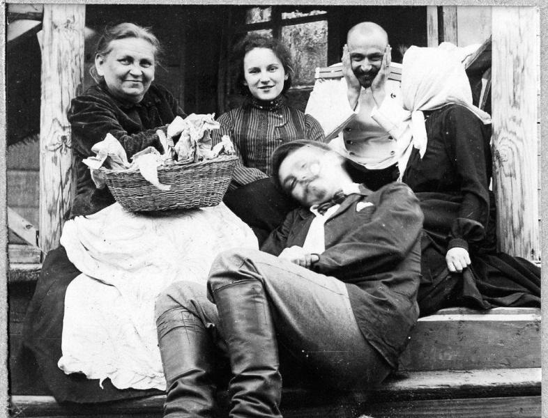 Группа людей на ступеньках дома, 1910-е