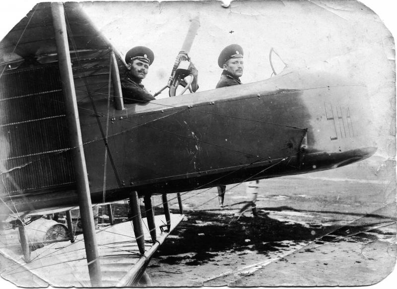 Аэроплан Фарман F.30, вооруженный пулеметом «Льюис», с экипажем, 1916 - 1917