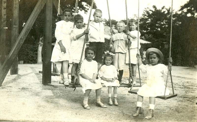 Дети на качелях, 1915 год. Выставка «На качелях» с этой фотографией.