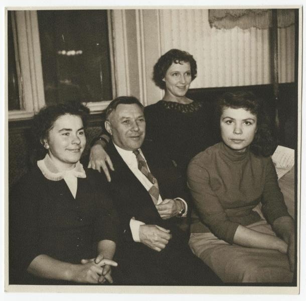 Актер Борис Чирков с сотрудницами Всесоюзного радио, 1957 год. Вторая справа – диктор Валентина Леонтьева.