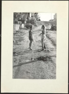 Девушки оглянулись. Из серии «Городок», 1975 год, Вологодская обл., г. Кириллов