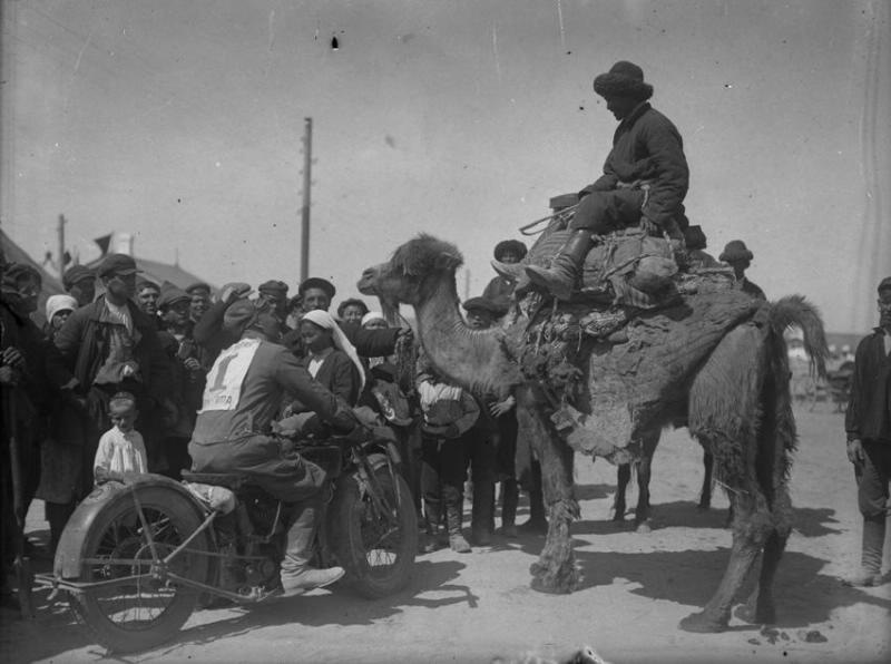Мотопробег в честь смычки. Верблюд и мотоцикл, апрель 1930