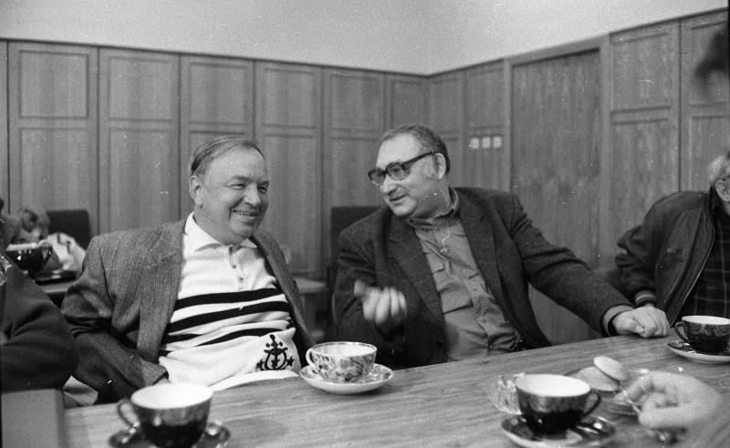 Андрей Вознесенский и Фридрих Горенштейн в редакции журнала «Юность», 1991 год, г. Москва