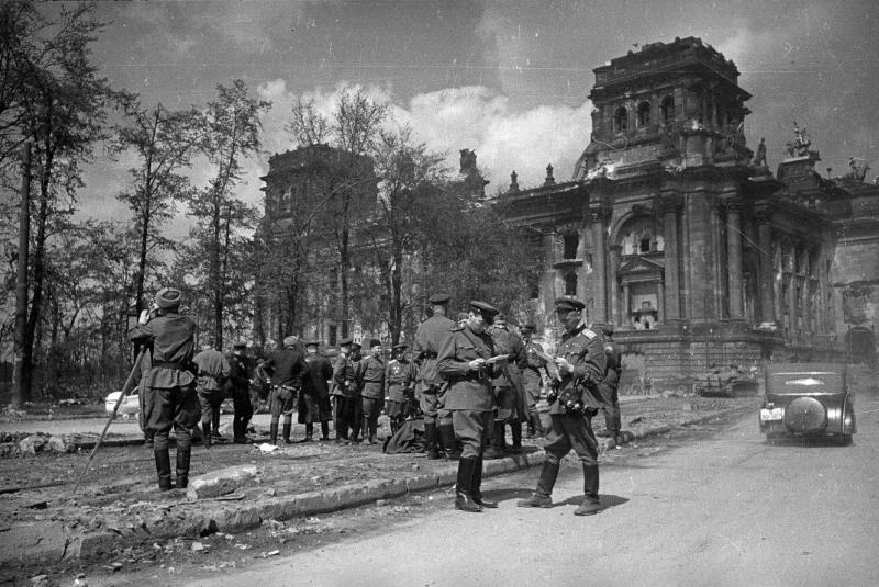Советские военные фотографируются на фоне Рейхстага, 1945 год, Германия, г. Берлин