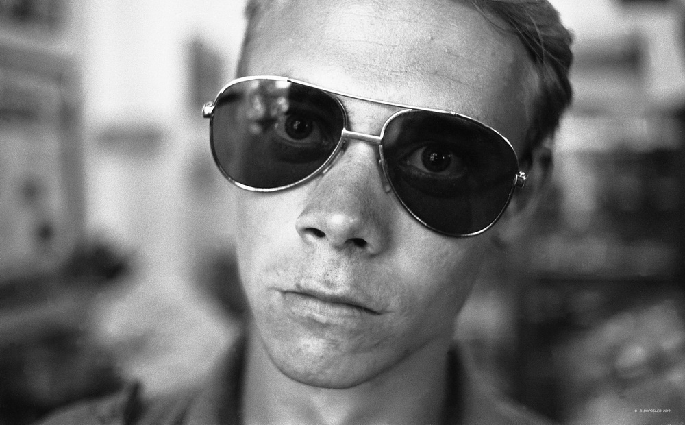 Юноша в защитных очках, 1982 год, г. Новокузнецк. Выставки&nbsp;«В солнцезащитных очках» и «С "Лейками" по городу» с этой фотографией.