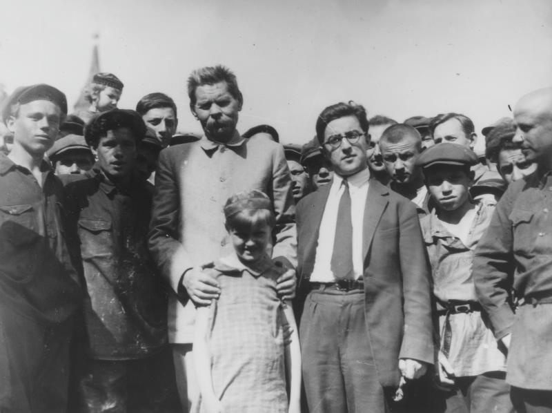 Максим Горький и Михаил Кольцов в Болшевской трудовой Коммуне, 1928 год, Московская обл., с. Костино. Ныне город Королев.Видеовыставка «Аркадий Шайхет» с этой фотографией.