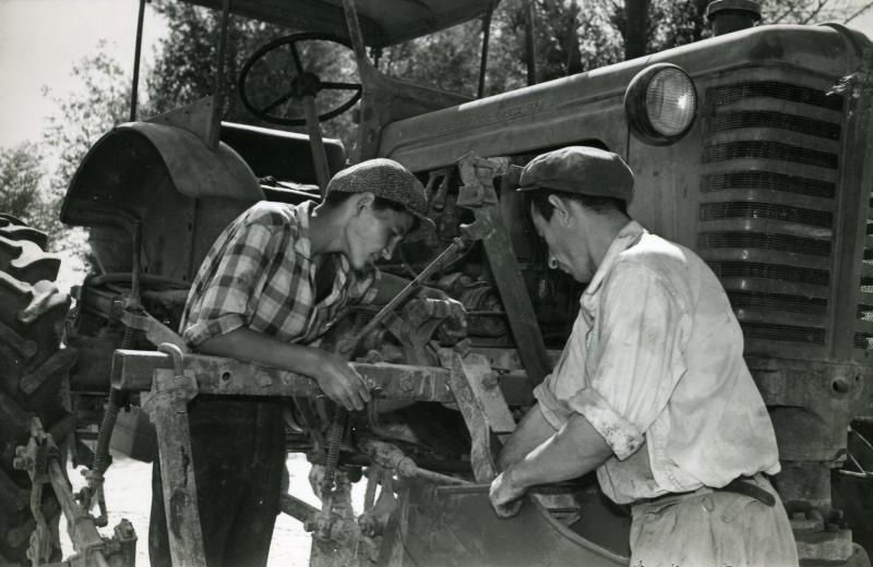 Двое мужчин у трактора, 1955 - 1965