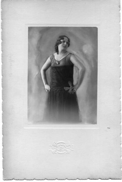 Женщина в темном платье, 1920-е, г. Петроград