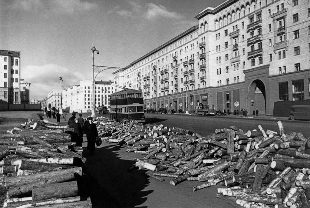Москва, сентябрь - декабрь 1941, г. Москва. Ныне Тверская улица.Выставка «Война. Начало» с этой фотографией.