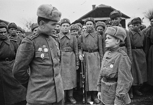 Сын полка Федор Самодуров беседует с командиром, 1943 - 1945. Выставка «Дети-герои» и видео «Дети Великой Отечественной» с этой фотографией.