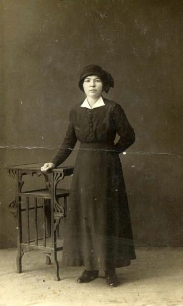 Портрет молодой женщины в темном платье с белым воротничком, 1914 год