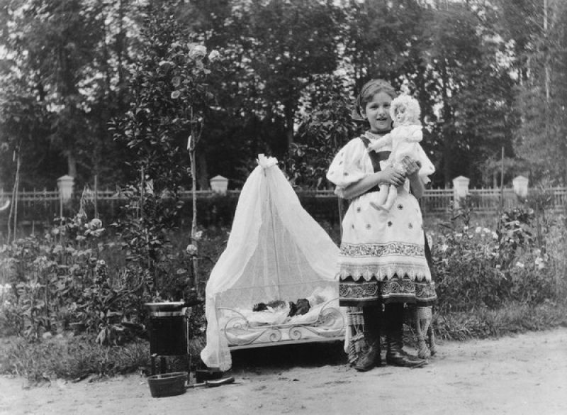 Девочка с куклой, 1900-е. Выставка «Дореволюционная Россия: дети и их игрушки» с этой фотографией.&nbsp;