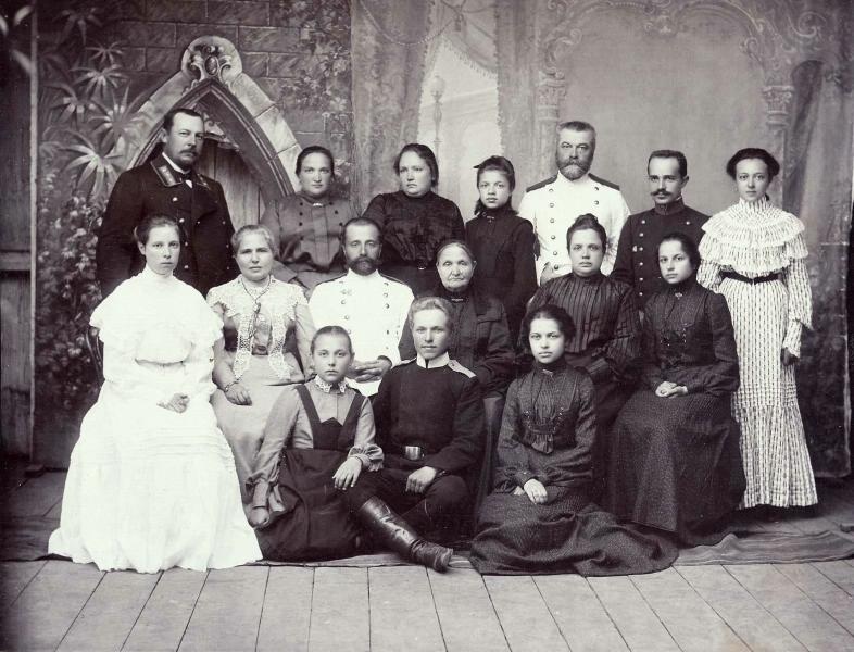 Групповой портрет большой семьи, 1890-е