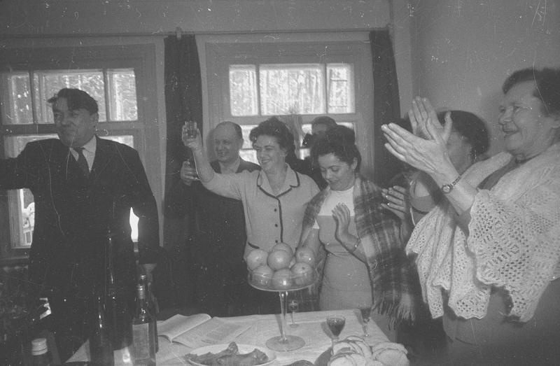Борис Полевой, Мария Прилежаева и другие лица вокруг стола, январь - февраль 1967, Московская обл., пос. Переделкино