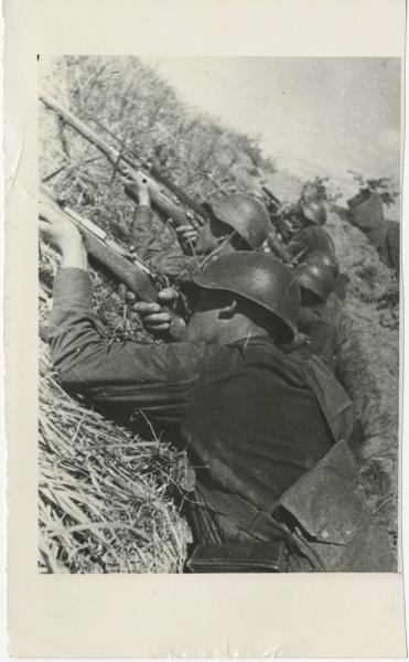 Бойцы в окопе, 1938 год, Приморский край. Озеро Хасан.