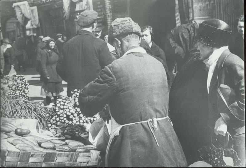 Уличная торговля на Охотном ряду, 1928 год, г. Москва. Выставки: «Покупай, торопись, налетай, не скупись!» и&nbsp;«Рыночные отношения» с этой фотографией.