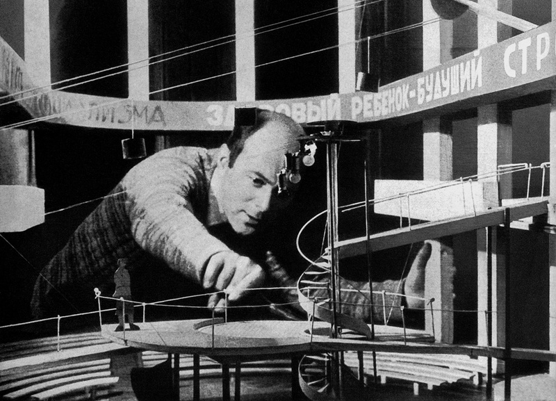 Художник Эль Лисицкий работает над макетом постановки Сергея Третьякова «Хочу ребенка», 1927 - 1929, г. Москва