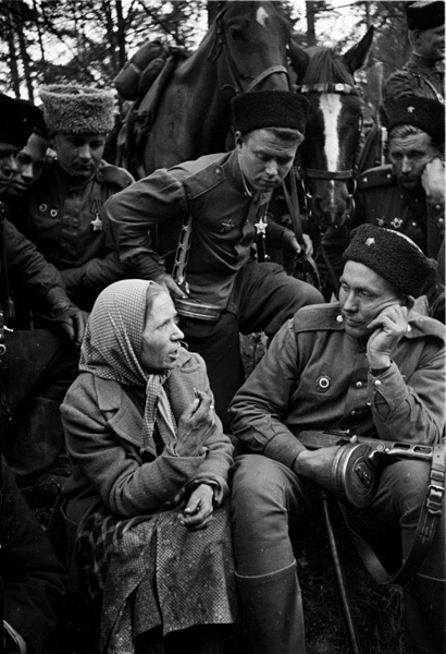 Встреча угнанных в Германию с казаками-освободителями, 27 апреля 1945 - 8 мая 1945, Германия. Берлинская наступательная операция.Выставки&nbsp;«Говорить на одном языке» и «Казаки» с этой фотографией.