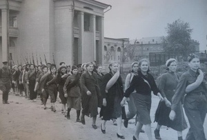 Бойцы всевобуча идут по улице Москвы, сентябрь 1941, г. Москва. Возле стадиона «Автомобилист».Выставка «Женщины на войне» с этой фотографией.