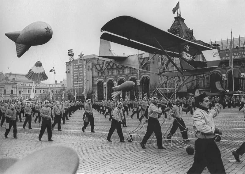 На Красной площади, 7 ноября 1957, г. Москва. Выставка «7 Ноября. Демонстрации, митинги, парады», видео «Я живу в ГУМе» с этой фотографией.