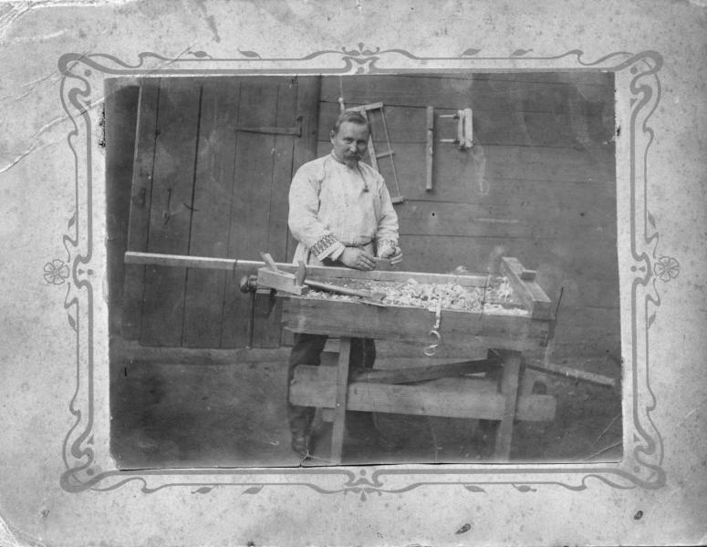 Мужчина за плотницкой работой, 1890 - 1909. Альбуминовая печать.