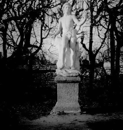 Без названия, 1890 - 1909, Московская губ., усадьба Кусково. Статуя Вакха в регулярном парке.