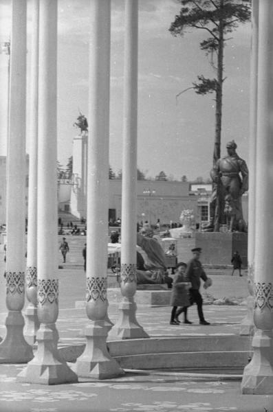 ВСХВ. Около павильона Узбекской ССР, 1939 год, г. Москва