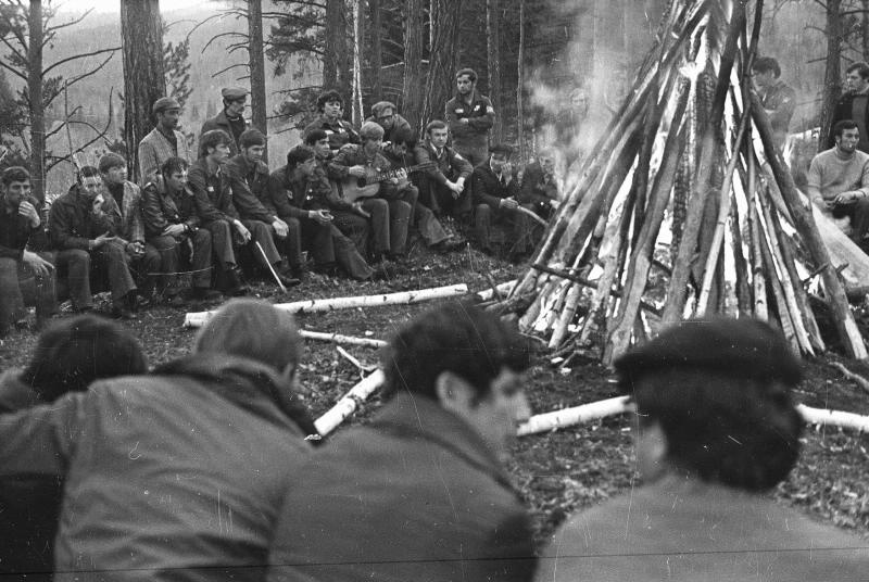 Бойцы Всесоюзного комсомольского отряда вокруг костра, 1974 год, Иркутская обл.