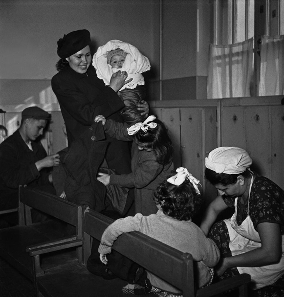 В раздевалке детского сада № 17, 1953 - 1955, г. Владимир
