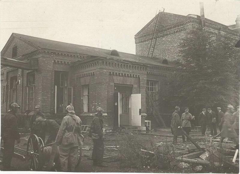 Вид здания Сероуглеродного завода, где произошли взрыв и пожар, 1935 год