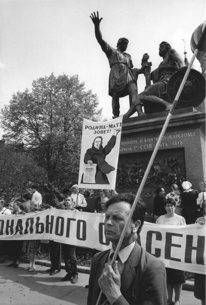 Красная площадь, 9 мая 1993, г. Москва. Выставка «Поворот истории. Поворот памятника» с этой фотографией.