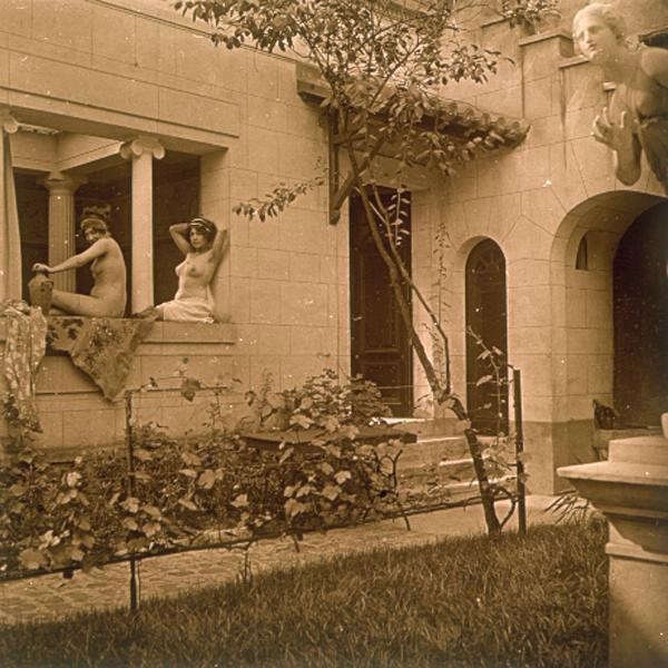 Две обнаженные в окне здания, 1890 - 1909