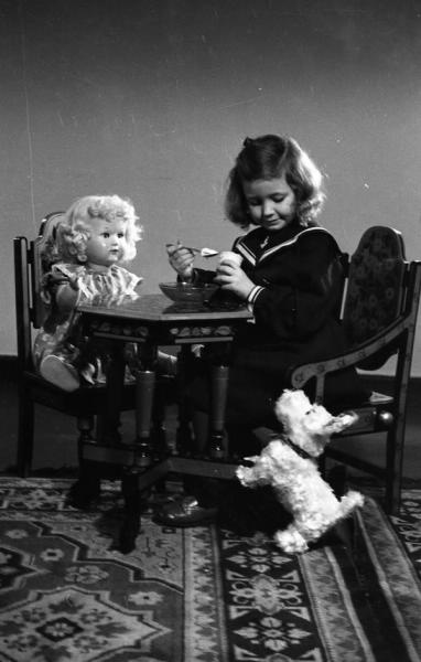 Девочка за детским столом, 1950-е, г. Москва. Выставка&nbsp;«Вкусно и сладко! Съедим без остатка!» с этой фотографией.