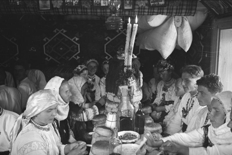 Деревенская свадьба. Застолье в хате, 2 августа 1940 - 31 декабря 1940, Молдавская ССР, Северная Буковина, дер. Михальцы