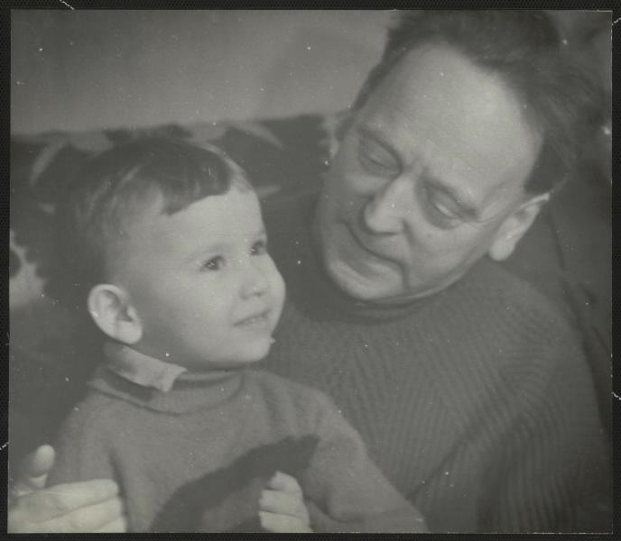 Джон Хартфилд с Сашей Лаврентьевым (внуком Александра Родченко), 1957 год, г. Москва