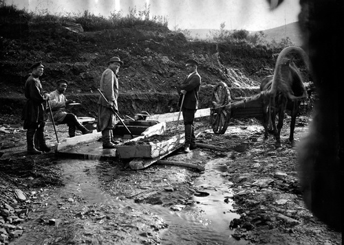 Старатели за промывкой золотоносного песка, 1902 год, о. Сахалин