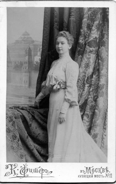 Портрет молодой женщины, 8 марта 1903, г. Москва. Альбуминовая печать.