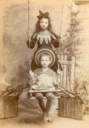 Портрет мальчика и девочки на качелях, 1900 - 1910