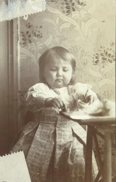 Маленькая девочка, играющая за столом, 1910 - 1917