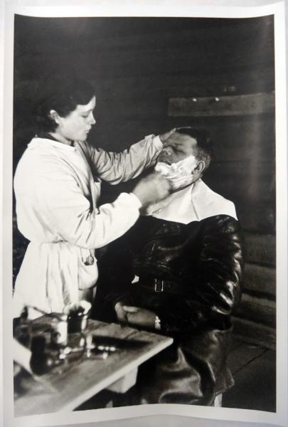 Летчик в полевой парикмахерской, июнь - август 1941